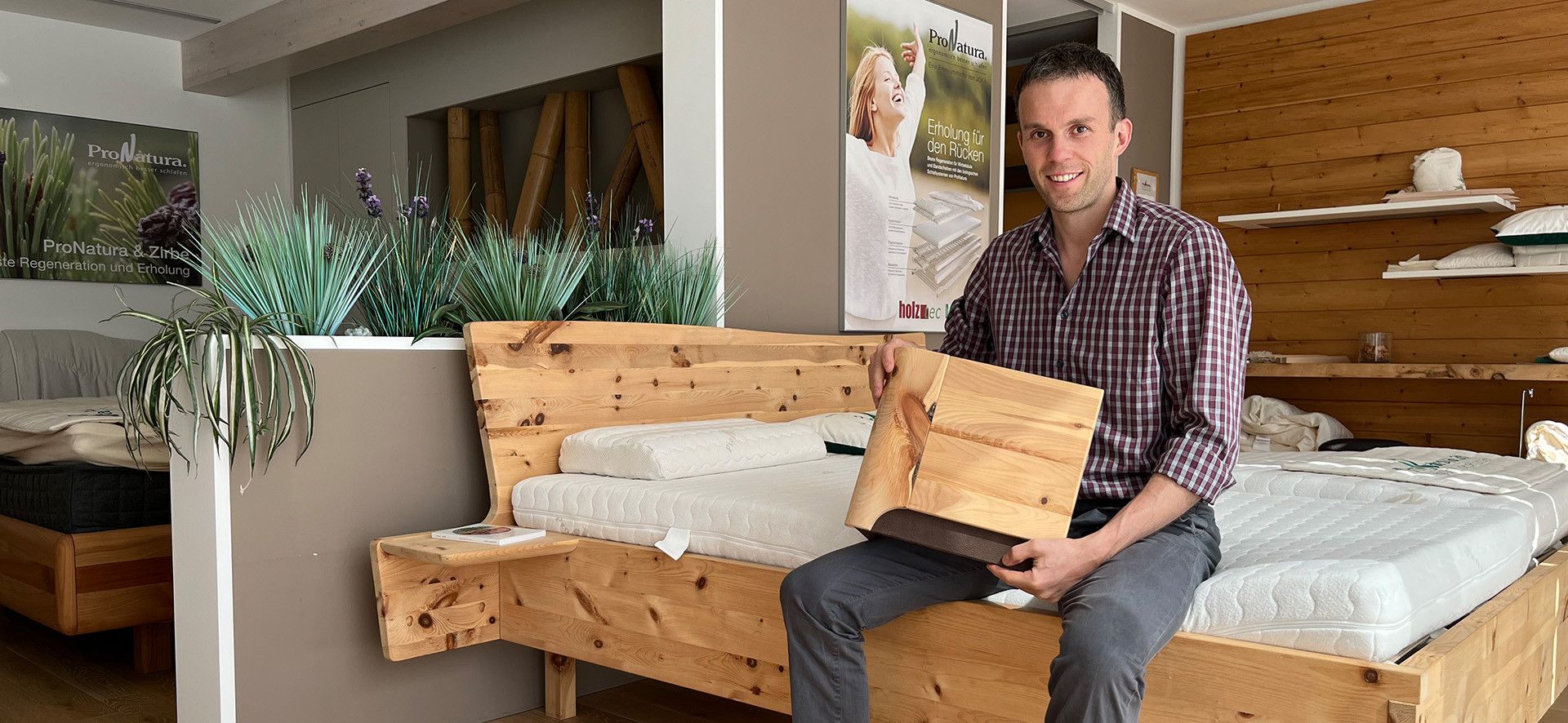 Christian Schleupen sitzt auf Aufstellungsbett mit einem Muster in der Hand.