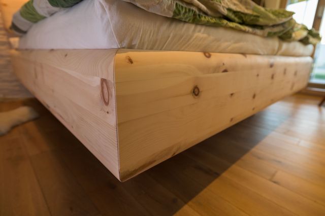 Detail vom Eckverbindung am Fußteil des Bettes. Hier ist es auf Gehrung gearbeitet. Die Kanten sind gerundet und weich. 