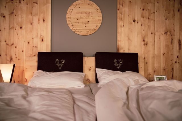 Detail vom Polster wo Hirschköpfe eingestickt sind. 