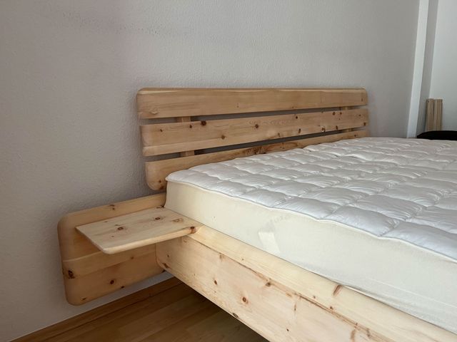 Zirben Doppelbett, mit Abgerundeten Ecken, Kopfteil ist in Brettoptik. 