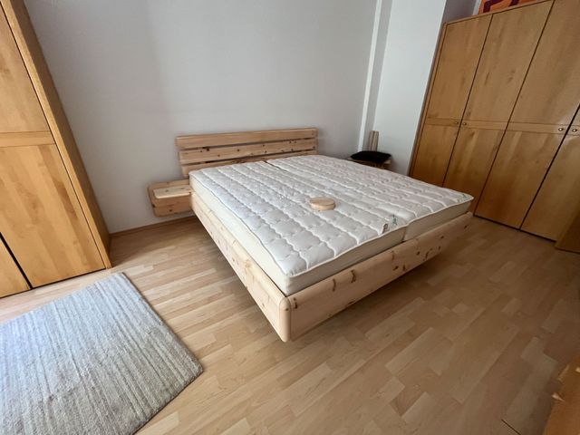 Zirben Doppelbett, mit Abgerundeten Ecken, Kopfteil ist in Brettoptik. 