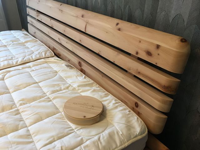 Detail Kopfteil Zirben Doppelbett, mit Abgerundeten Ecken, Kopfteil ist in Brettoptik. 