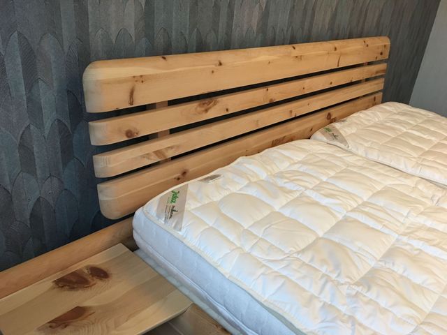 Detail Kopfteil Zirben Doppelbett, mit Abgerundeten Ecken, Kopfteil ist in Brettoptik. 
