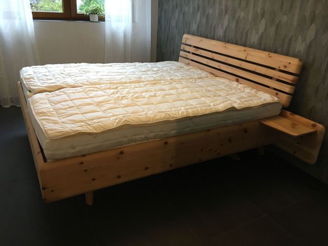 Zirben Doppelbett, mit Abgerundeten Ecken, Kopfteil ist in Brettoptik. 