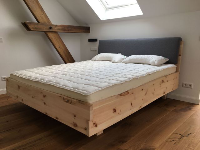 Zirbendoppelbett mit Großem Anthrazitfarbenden Polster.  