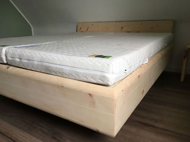 Detail vom Fußteil des Bettes, es ist auf Gehrung gearbeitet. 