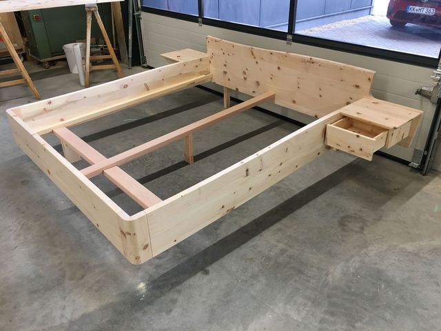 Zirbenbettgestell in der Werkstatt, mit Schubladenablagen rechts und links. 
