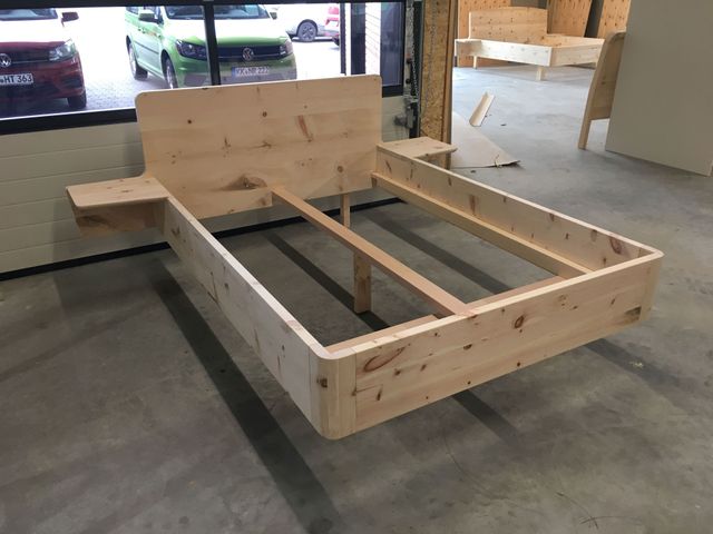 Zirbenbett in Werkstatt. Mit einfachen Ablagen. 