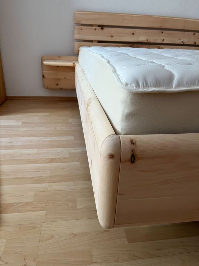 Detail von der Runden Ecken am Fussteil des Bettes