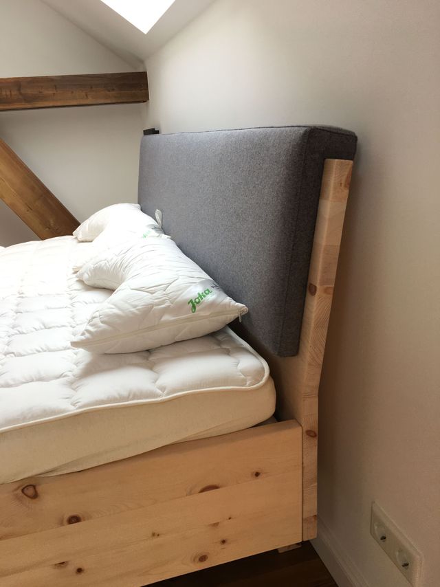 Schräges Kopfteil mit Polster