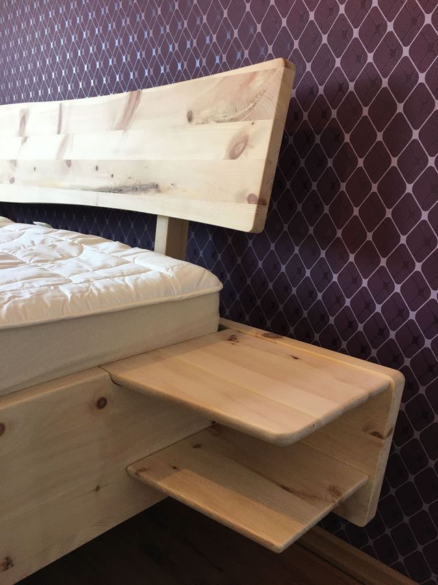 Detail vom Geschwungedem Kopfteil mit einer Doppelablage. 